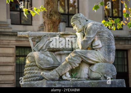 Steinskulptur oder Statue zum Gedenken an die beiden Weltkriege am Kriegsdenkmal am guildhall Square, Portsmouth, Hampshire, Großbritannien Stockfoto