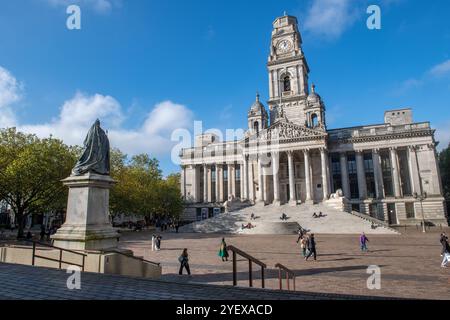 Guildhall-Platz in Portsmouth, Großbritannien mit Statue von Queen Victoria und dem Guildhall-Gebäude mit blauem Himmel. Stockfoto