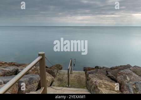 Steintreppen führen zum Meer bei Steephill Cove an der Küste der isle of wight UK Stockfoto