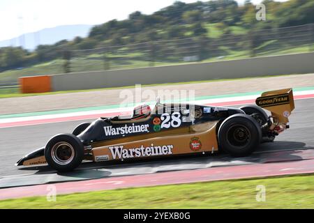 Scarperia, Italien - 12. Oktober 2024: Pfeile A1b des Jahres 1979 ex Riccardo Patrese fahren von unbekannt in Aktion während der Übungssitzung in Mugello Circui Stockfoto