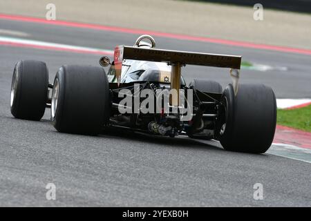 Scarperia, Italien - 12. Oktober 2024: Pfeile A1b des Jahres 1979 ex Riccardo Patrese fahren von unbekannt in Aktion während der Übungssitzung in Mugello Circui Stockfoto