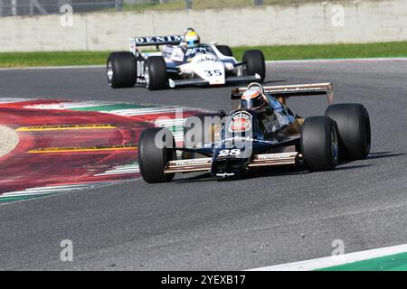 Scarperia, Italien - 12. Oktober 2024: Pfeile A1b des Jahres 1979 ex Riccardo Patrese fahren von unbekannt in Aktion während der Übungssitzung in Mugello Circui Stockfoto