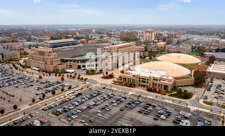 Ein Blick aus der Vogelperspektive auf das Stadion der University of Notre Dame und den Purcell Pavilion im Joyce Center auf dem Campus. Stockfoto