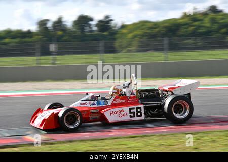 Scarperia, Italien - 12. Oktober 2024: Surtees TS9B aus dem Jahr 1971 fahren während des Trainings auf dem Mugello Circuit durch unbekannt. Stockfoto