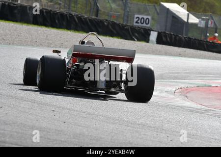 Scarperia, Italien - 12. Oktober 2024: Surtees TS9B aus dem Jahr 1971 fahren während des Trainings auf dem Mugello Circuit durch unbekannt. Stockfoto