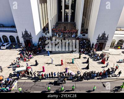 HERMOSILLO, MEXIKO - 1. NOVEMBER: Prozession zum Tag der Toten von Studenten der Fakultät für Bildende Künste der Universität Sonora während der Feierlichkeiten zum Tag der Toten am 1. November 2024 in Hermosillo, Mexiko. (Foto von Luis Gutierrez/Norte Foto/) Credit: NortePhoto.com/Alamy Live News Stockfoto