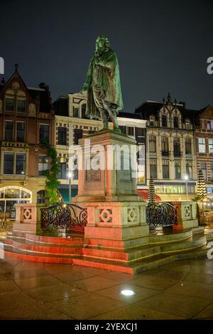 Die Johan de Witt-Statue bei Nacht im Regen, den Haag, Niederlande Stockfoto