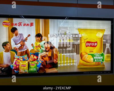 Shanghai, China, Detail, chinesische Werbeplakate, in Halle, öffentliche Verkehrsmittel, Innenansicht, Wandwerbung mit elektronischen Schildern zeitgenössisch Stockfoto