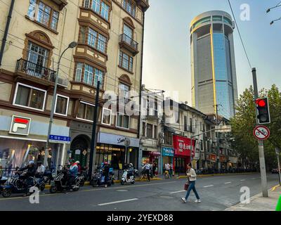 Shanghai, China, Straßenszene, Geschäftsviertel, Ladenfronten, Stadtzentrum, Nahrungsmittellieferanten auf Motorrollern, Gebäude Stockfoto