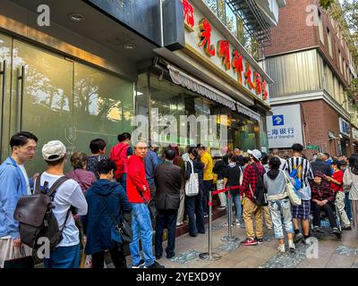 Shanghai, China, große Menschenmenge, Warteschlangen, Geschäftsviertel, Chinesen, Ladenfronten, Stadtzentrum, Take Away Food Shop, warten draußen in der Warteschlange Stockfoto