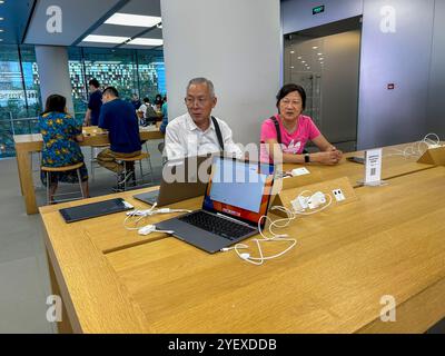 Shanghai, China, Technologiegeschäft, alte Chinesen, Paar Senioren, die elektronische Waren kaufen, Smartphones im Apple Store, iPhones, Tische Stockfoto