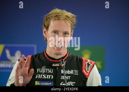 Sakhir, Bahrain. November 2024. Toyota Gazoo Racing No.8 Hypercar - Toyota GR010 - Hybrid, Brendon Hartley (NZL) während der Pressekonferenz. Ahmad Al Shehab/Alamy Live News. Stockfoto