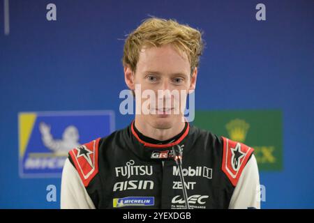 Sakhir, Bahrain. November 2024. Toyota Gazoo Racing No.8 Hypercar - Toyota GR010 - Hybrid, Brendon Hartley (NZL) während der Pressekonferenz. Ahmad Al Shehab/Alamy Live News. Stockfoto