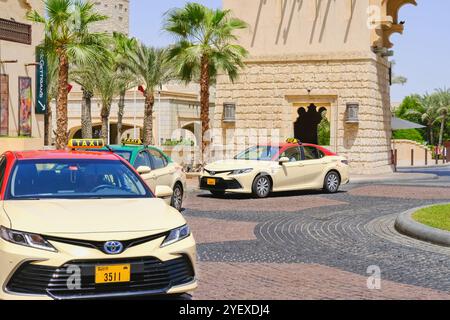 Dubai, Vereinigte Arabische Emirate, 2022. August: Dubai Stadttaxi am Vordereingang des Souk Madinat Jumeirah, beliebtes Touristenattraktion Stockfoto