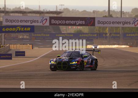 Sakhir, Bahrain. November 2024. TEAM WRT Nr. 46 – BMW M4 LMGT3, Ahmad Al Harthy (OMN), Valentino Rossi (ITA), Maxime Martin (BEL) während der Qualifikation. Ahmad Al Shehab/Alamy Live News. Stockfoto