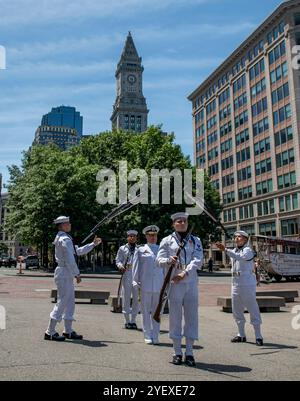 240703-N-SS350-1027 BOSTON (3. Juli 2024) Seeleute, die der Navy Zeremonial Guard zugewiesen sind, treten während der Boston Navy Week am 3. Juli 2024 auf. Seeleute aus der gesamten Flotte sind zur Navy Week in Boston, um die Bedeutung der U.S. Navy für den Bundesstaat Massachusetts zu unterstreichen und an verschiedenen Gemeindeveranstaltungen teilzunehmen. Die Navy Weeks sollen die Amerikaner mit ihrer Navy verbinden und zeigen, warum die heutige Marine für Amerikas Wohlstand und seine nationale Verteidigung wichtig ist. (Foto der US Navy von Jason Waite, einem Spezialisten für Massenkommunikation der 2. Klasse) Stockfoto