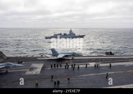 241031-N-UQ809-2159 NORDSEE (31. Oktober 2024) der Flugzeugträger der Nimitz-Klasse USS Harry S. Truman (CVN 75) und die Royal Norwegian Navy Fridtjof Nansen-Klasse HNoMS Thor Heyerdahl (F314) führen routinemäßige Seeverkehrseinsätze in der Nordsee während der von der NATO geführten maritimen Wachsamkeit Neptune Strike 24.-2. Oktober 31 durch und unterstreichen das Engagement der Streik der Streik der Streik der NATO zur Unterstützung der NATO und die Verbandsgruppe. Die USS Harry S. Truman, das Flaggschiff der Harry S. Truman Carrier Strike Group (HSTCSG), befindet sich im Einsatzgebiet der 6. US-Flotte su Stockfoto