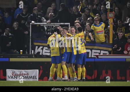 Westerlo, Belgien. November 2024. Die Spieler von Westerlo feiern, nachdem sie bei einem Fußballspiel zwischen KVC Westerlo und FCV Dender EH in Westerlo am 13. Tag der Saison 2024-2025 in der ersten Liga der „Jupiler Pro League“ der belgischen Meisterschaft am Freitag, den 1. November 2024, einen Torschuss erzielt haben. BELGA FOTO JOHAN EYCKENS Credit: Belga News Agency/Alamy Live News Stockfoto