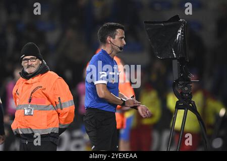 Westerlo, Belgien. November 2024. Schiedsrichter Erik Lambrechts, dargestellt während eines Fußballspiels zwischen KVC Westerlo und FCV Dender EH in Westerlo, am 13. Tag der Saison 2024-2025 der ersten Liga der Jupiler Pro League, Freitag, den 1. November 2024. BELGA FOTO JOHAN EYCKENS Credit: Belga News Agency/Alamy Live News Stockfoto