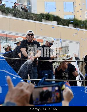 Los Angeles, Usa. November 2024. Spieler und Familienmitglieder der Los Angeles Dodgers feiern den Titel der Dodgers World Series am Freitag, den 1. November 2024, mit einer Siegesparade in der Innenstadt von Los Angeles. Foto: Jim Ruymen/UPI Credit: UPI/Alamy Live News Stockfoto
