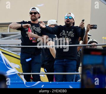 Los Angeles, Usa. November 2024. Spieler und Familienmitglieder der Los Angeles Dodgers feiern den Titel der Dodgers World Series am Freitag, den 1. November 2024, mit einer Siegesparade in der Innenstadt von Los Angeles. Foto: Jim Ruymen/UPI Credit: UPI/Alamy Live News Stockfoto