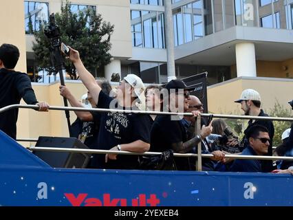 Los Angeles, Usa. November 2024. Spieler und Familienmitglieder der Los Angeles Dodgers feiern den Titel der Dodgers World Series am Freitag, den 1. November 2024, mit einer Siegesparade in der Innenstadt von Los Angeles. Foto: Jim Ruymen/UPI Credit: UPI/Alamy Live News Stockfoto