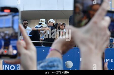 Los Angeles, Usa. November 2024. Spieler und Familienmitglieder der Los Angeles Dodgers feiern den Titel der Dodgers World Series am Freitag, den 1. November 2024, mit einer Siegesparade in der Innenstadt von Los Angeles. Foto: Jim Ruymen/UPI Credit: UPI/Alamy Live News Stockfoto