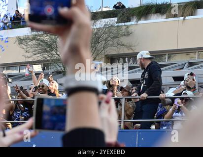 Los Angeles, Usa. November 2024. Spieler und Familienmitglieder der Los Angeles Dodgers feiern den Titel der Dodgers World Series am Freitag, den 1. November 2024, mit einer Siegesparade in der Innenstadt von Los Angeles. Foto: Jim Ruymen/UPI Credit: UPI/Alamy Live News Stockfoto