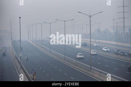 GHAZIABAD, INDIEN – 1. NOVEMBER: Fahrzeuge fahren auf einer Straße bei schlechter Sicht aufgrund von Smog einen Tag nach den diwali-Festlichkeiten in Ghaziabad am frühen Morgen NH9 Lal kuan, am 1. November 2024 in Ghaziabad, Indien. Delhi NCR hat nach Diwali trotz eines Verbots von Feuerwerkskörpern einen starken Anstieg der Verschmutzungswerte verzeichnet. Die Luftqualität verschlechterte sich rapide, Delhi wurde als „sehr schlecht“ eingestuft. Städte wie Gurugram, Ghaziabad und Noida sind ebenfalls mit „sehr schlechten“ Bedingungen konfrontiert. Straßen, die mit Feuerwerkskörpern bedeckt sind, und giftiger Schaum auf dem Yamuna-Fluss erhöhen die gesundheitlichen Risiken. (Foto: Sakib Ali/Hindustan Stockfoto