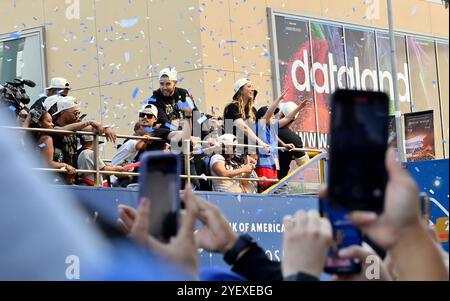 Los Angeles, Usa. November 2024. Spieler und Familienmitglieder der Los Angeles Dodgers feiern den Titel der Dodgers World Series am Freitag, den 1. November 2024, mit einer Siegesparade in der Innenstadt von Los Angeles. Foto: Jim Ruymen/UPI Credit: UPI/Alamy Live News Stockfoto