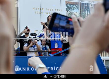 Los Angeles, Usa. November 2024. Spieler und Familienmitglieder der Los Angeles Dodgers feiern den Titel der Dodgers World Series am Freitag, den 1. November 2024, mit einer Siegesparade in der Innenstadt von Los Angeles. Foto: Jim Ruymen/UPI Credit: UPI/Alamy Live News Stockfoto