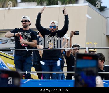 Los Angeles, Usa. November 2024. Spieler und Familienmitglieder der Los Angeles Dodgers feiern den Titel der Dodgers World Series am Freitag, den 1. November 2024, mit einer Siegesparade in der Innenstadt von Los Angeles. Foto: Jim Ruymen/UPI Credit: UPI/Alamy Live News Stockfoto