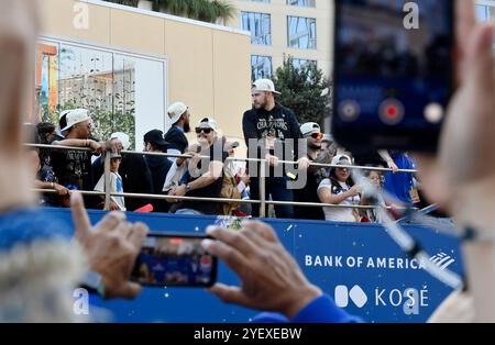 Los Angeles, Usa. November 2024. Spieler und Familienmitglieder der Los Angeles Dodgers feiern den Titel der Dodgers World Series am Freitag, den 1. November 2024, mit einer Siegesparade in der Innenstadt von Los Angeles. Foto: Jim Ruymen/UPI Credit: UPI/Alamy Live News Stockfoto