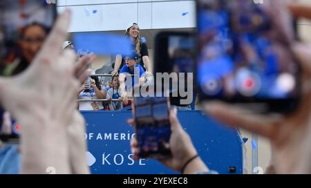 Los Angeles, Usa. November 2024. Spieler und Familienmitglieder der Los Angeles Dodgers feiern den Titel der Dodgers World Series am Freitag, den 1. November 2024, mit einer Siegesparade in der Innenstadt von Los Angeles. Foto: Jim Ruymen/UPI Credit: UPI/Alamy Live News Stockfoto