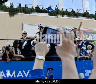 Los Angeles, Usa. November 2024. Spieler und Familienmitglieder der Los Angeles Dodgers feiern den Titel der Dodgers World Series am Freitag, den 1. November 2024, mit einer Siegesparade in der Innenstadt von Los Angeles. Foto: Jim Ruymen/UPI Credit: UPI/Alamy Live News Stockfoto