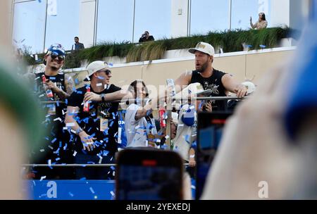 Los Angeles, Usa. November 2024. Spieler und Familienmitglieder der Los Angeles Dodgers feiern den Titel der Dodgers World Series am Freitag, den 1. November 2024, mit einer Siegesparade in der Innenstadt von Los Angeles. Foto: Jim Ruymen/UPI Credit: UPI/Alamy Live News Stockfoto