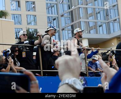 Los Angeles, Usa. November 2024. Spieler und Familienmitglieder der Los Angeles Dodgers feiern den Titel der Dodgers World Series am Freitag, den 1. November 2024, mit einer Siegesparade in der Innenstadt von Los Angeles. Foto: Jim Ruymen/UPI Credit: UPI/Alamy Live News Stockfoto