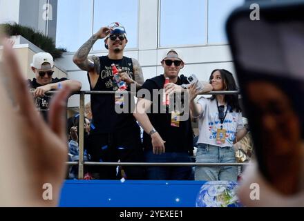 Los Angeles, Usa. November 2024. Spieler und Familienmitglieder der Los Angeles Dodgers feiern den Titel der Dodgers World Series am Freitag, den 1. November 2024, mit einer Siegesparade in der Innenstadt von Los Angeles. Foto: Jim Ruymen/UPI Credit: UPI/Alamy Live News Stockfoto