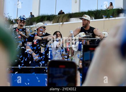 Los Angeles, Usa. November 2024. Spieler und Familienmitglieder der Los Angeles Dodgers feiern den Titel der Dodgers World Series am Freitag, den 1. November 2024, mit einer Siegesparade in der Innenstadt von Los Angeles. Foto: Jim Ruymen/UPI Credit: UPI/Alamy Live News Stockfoto