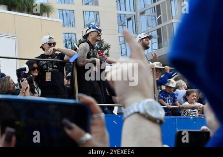Los Angeles, Usa. November 2024. Spieler und Familienmitglieder der Los Angeles Dodgers feiern den Titel der Dodgers World Series am Freitag, den 1. November 2024, mit einer Siegesparade in der Innenstadt von Los Angeles. Foto: Jim Ruymen/UPI Credit: UPI/Alamy Live News Stockfoto