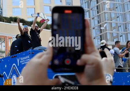 Los Angeles, Usa. November 2024. Spieler und Familienmitglieder der Los Angeles Dodgers feiern den Titel der Dodgers World Series am Freitag, den 1. November 2024, mit einer Siegesparade in der Innenstadt von Los Angeles. Foto: Jim Ruymen/UPI Credit: UPI/Alamy Live News Stockfoto