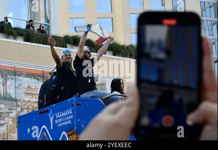 Los Angeles, Usa. November 2024. Spieler und Familienmitglieder der Los Angeles Dodgers feiern den Titel der Dodgers World Series am Freitag, den 1. November 2024, mit einer Siegesparade in der Innenstadt von Los Angeles. Foto: Jim Ruymen/UPI Credit: UPI/Alamy Live News Stockfoto