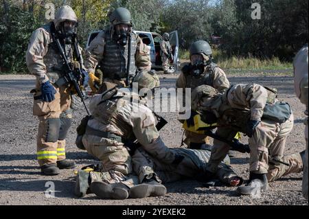 Flieger, die dem 319th Reconnaissance Wing zugeordnet sind, beginnen eine simulierte Rettungsmission während eines Trainings im Rahmen der Combat Readiness Exercise Agile Griffin auf der Grand Forks Air Force Base, North Dakota, 9. Oktober 2024. Während der Übung wurden die Airmen in einen simulierten Gasangriff versetzt, der ihre Fähigkeiten und ihre Bereitschaft für reale Szenarien testete. (Luftwaffe Foto von Airman Emma Funderburk) Stockfoto