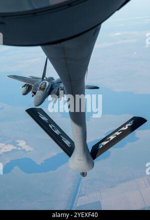 Ein F-15 Eagle, der dem 4th Fighter Wing auf der Seymour Johnson Air Force Base in North Carolina zugeordnet ist, nähert sich dem Ausleger eines 434th Air Betanking Wing zugewiesenen KC-135R Stratotankers während des Fluges über North Carolina am 31. Oktober 2024. Das Flugzeug war einer von vier Empfängern des Treibstoffs des Flugzeugs auf der Basis von Grissom. (Foto der U.S. Air Force von Alexis Morris) Stockfoto