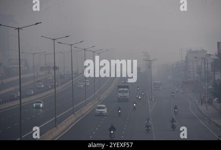 GHAZIABAD, INDIEN – 1. NOVEMBER: Fahrzeuge fahren auf einer Straße bei schlechter Sicht aufgrund von Smog einen Tag nach den diwali-Festlichkeiten in Ghaziabad am frühen Morgen NH9 Lal kuan, am 1. November 2024 in Ghaziabad, Indien. Delhi NCR hat nach Diwali trotz eines Verbots von Feuerwerkskörpern einen starken Anstieg der Verschmutzungswerte verzeichnet. Die Luftqualität verschlechterte sich rapide, Delhi wurde als „sehr schlecht“ eingestuft. Städte wie Gurugram, Ghaziabad und Noida sind ebenfalls mit „sehr schlechten“ Bedingungen konfrontiert. Straßen, die mit Feuerwerkskörpern bedeckt sind, und giftiger Schaum auf dem Yamuna-Fluss erhöhen die gesundheitlichen Risiken. (Foto: Sakib Ali/Hindustan Stockfoto