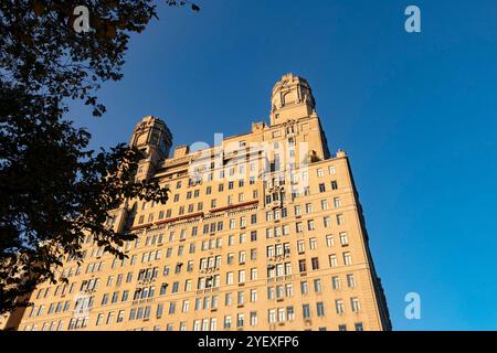 Das Beresford, ein kooperatives Apartmentgebäude 211 Central Park West, Upper West Side of Manhattan in New York City, entworfen von Emery Roth im Jahr 1929 Stockfoto