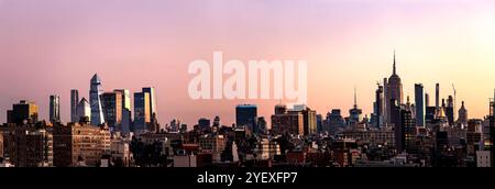 Panorama manhattan New york Skyline Silhouette vor pulsierendem Sonnenuntergang, Blick vom wyndham chinatown Hotel bowery, NYC usa Stockfoto