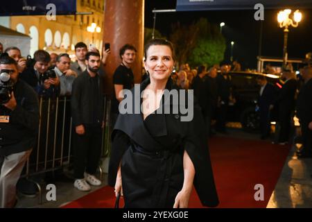 Thessaloniki, Griechenland. November 2024. Die französische Schauspielerin Juliette Binoche kommt auf dem Thessaloniki Film Festival an. Ralph Feinnes und Juliette Binoche erhalten den Alexander Award für ihren Beitrag zum Kino während des 65. Thessaloniki Film Festivals. (Kreditbild: © Giannis Papanikos/ZUMA Press Wire) NUR REDAKTIONELLE VERWENDUNG! Nicht für kommerzielle ZWECKE! Quelle: ZUMA Press, Inc./Alamy Live News Stockfoto