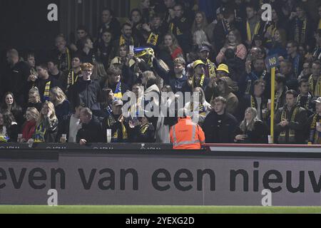 Westerlo, Belgien. November 2024. Westerlos Fans feiern nach dem Sieg eines Fußballspiels zwischen KVC Westerlo und FCV Dender EH in Westerlo am 13. Tag der Saison 2024-2025 der ersten Liga der „Jupiler Pro League“ der belgischen Meisterschaft am Freitag, den 1. November 2024. BELGA FOTO JOHAN EYCKENS Credit: Belga News Agency/Alamy Live News Stockfoto