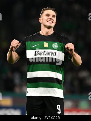 Viktor Gyokeres von Sporting CP feiert das vierte Tor ihrer Mannschaft und sein viertes Tor während des Liga Portugal Betclic Spiels im Jose Alvalade Stadium in Lissabon. Bilddatum: Freitag, 1. November 2024. Stockfoto